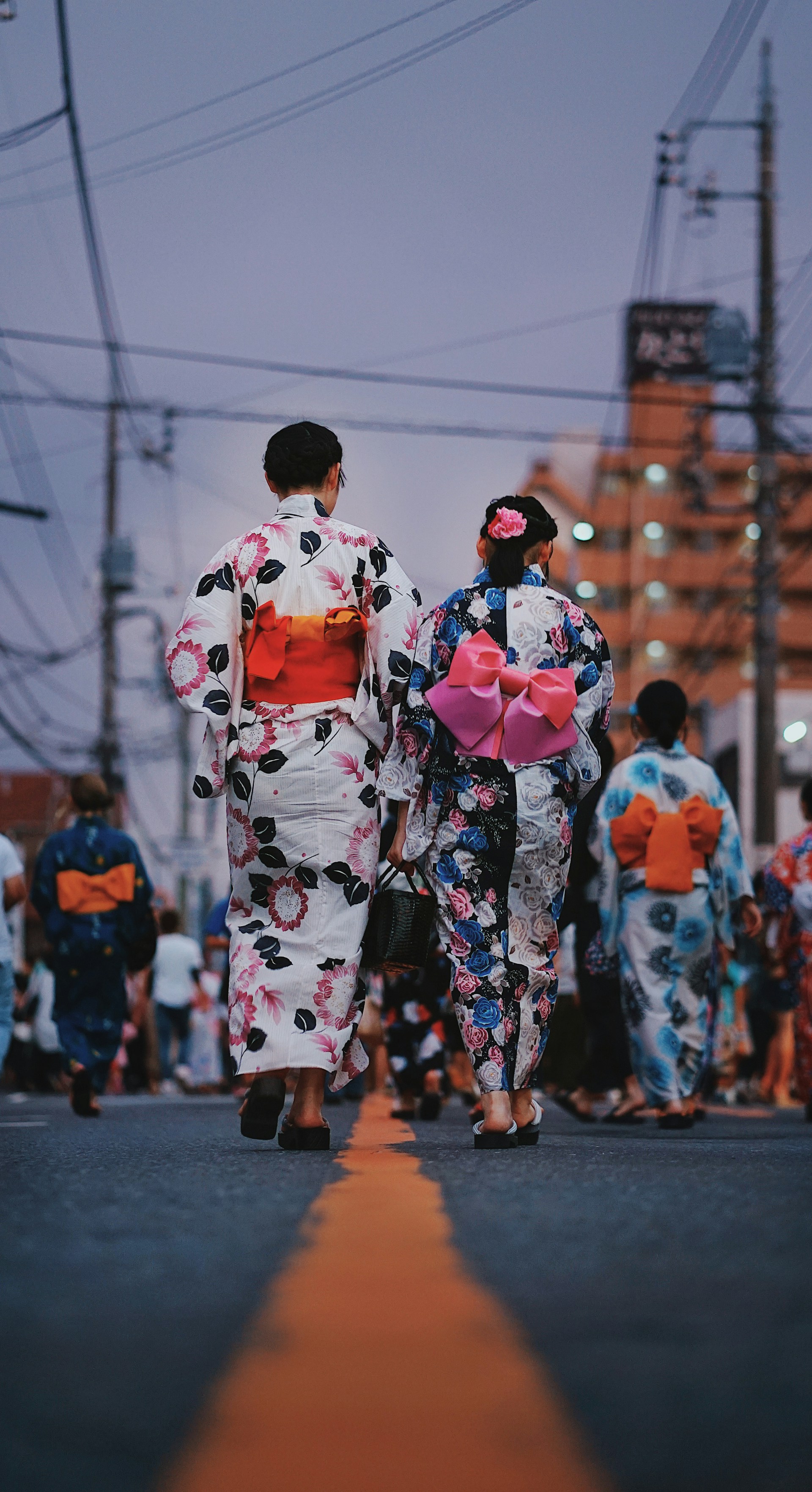坂と屋根並み